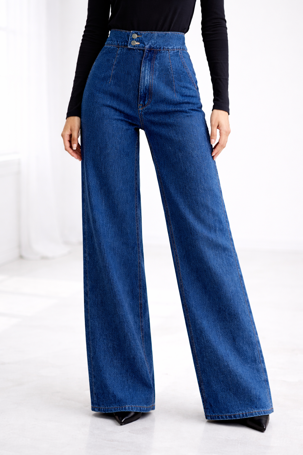 Clara – Classic High-Waist Denim